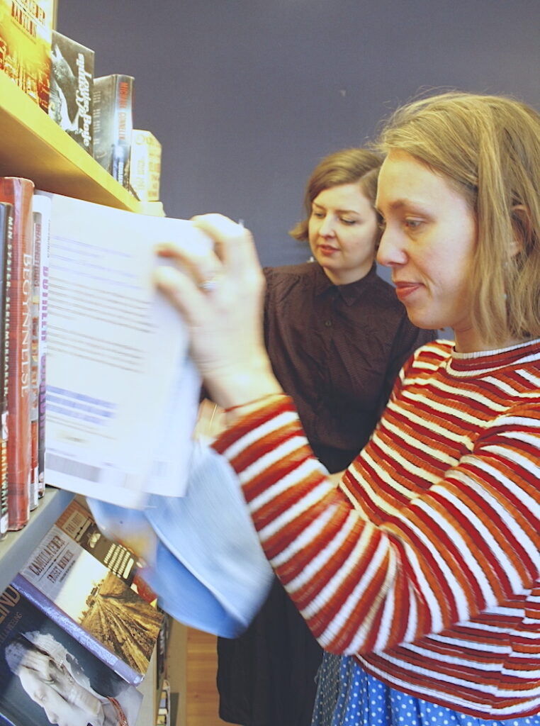 Två bibliotekarier arbetar