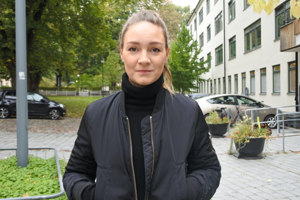 Stine Christophersen fick civilkuragepriset av SAC Syndikalisterna 2021. HOn larmade om missförhållanden på ett av Attendos äldreboenden i Stockholm.